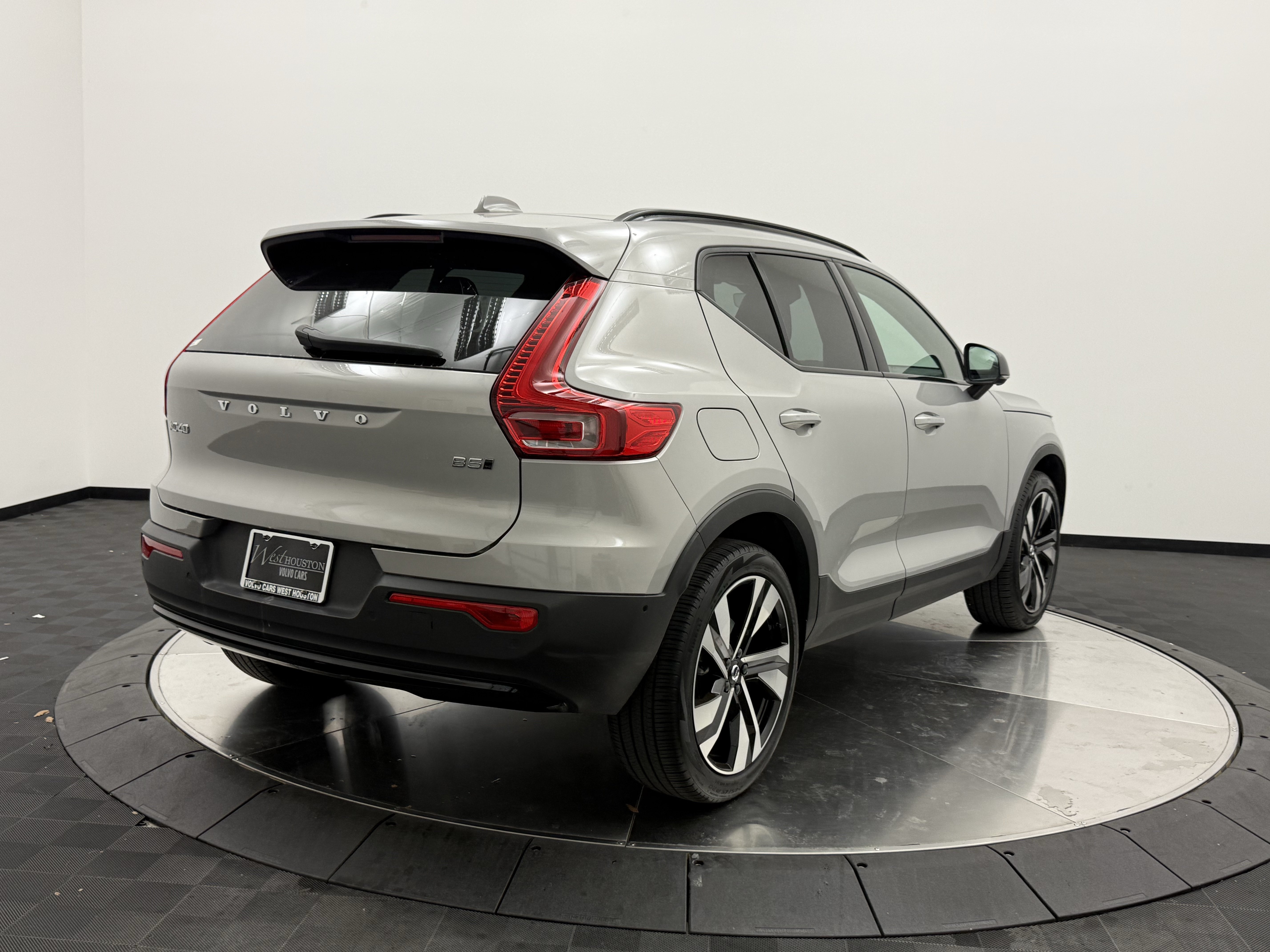 Certified 2025 Volvo XC40 B5 Ultra AWD/4WD image 8
