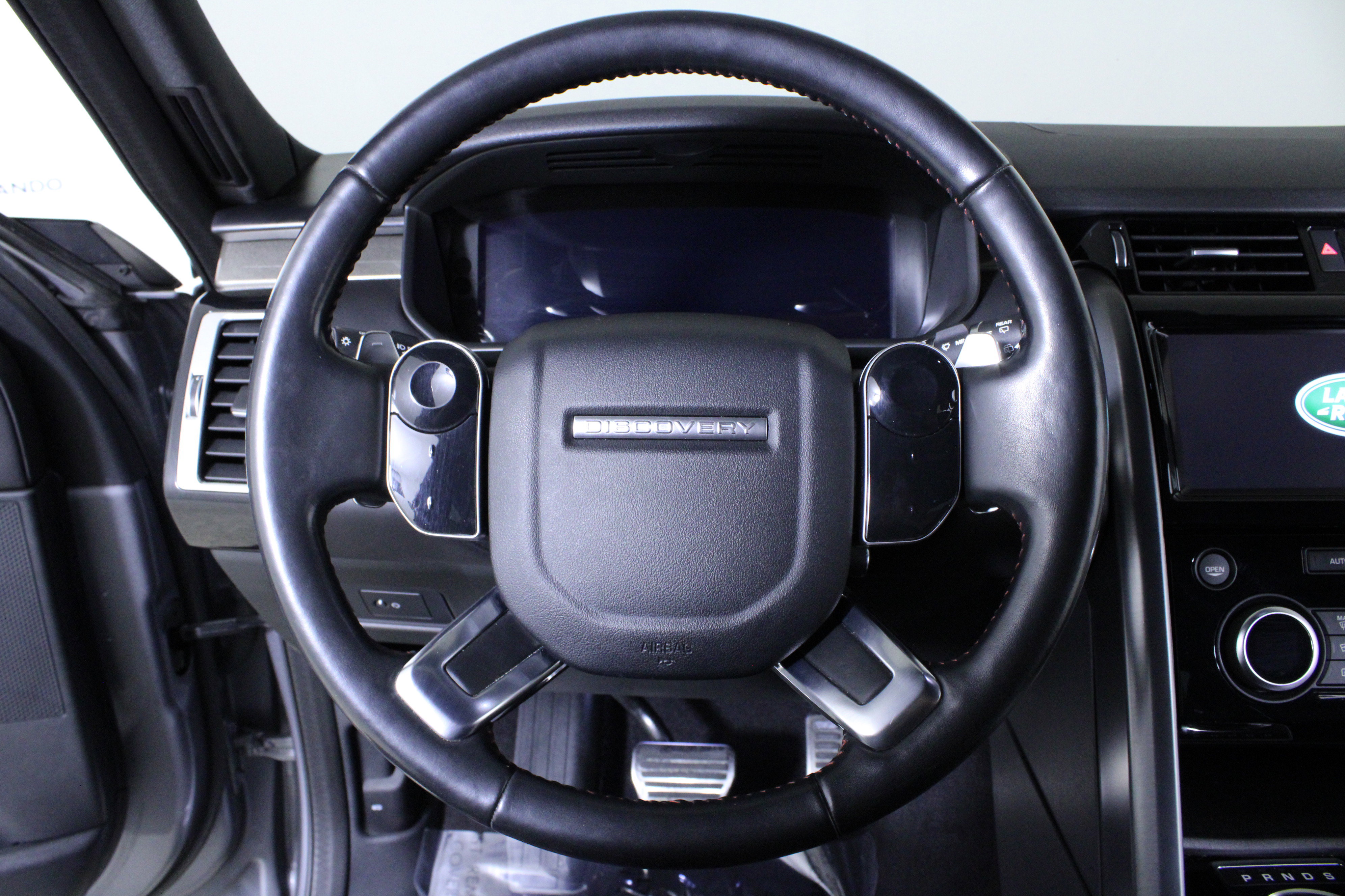 Used 2020 Land Rover Discovery HSE image 24