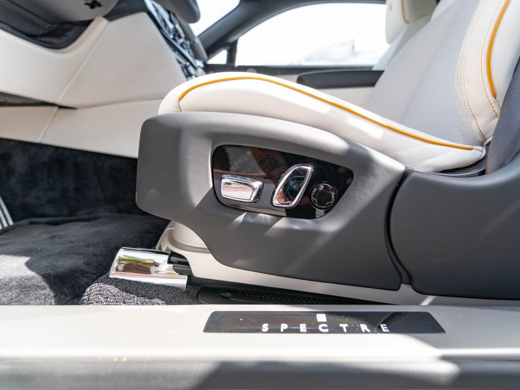 Used 2025 Rolls-Royce Spectre w/ Spectre Launch Package AWD/4WD image 31