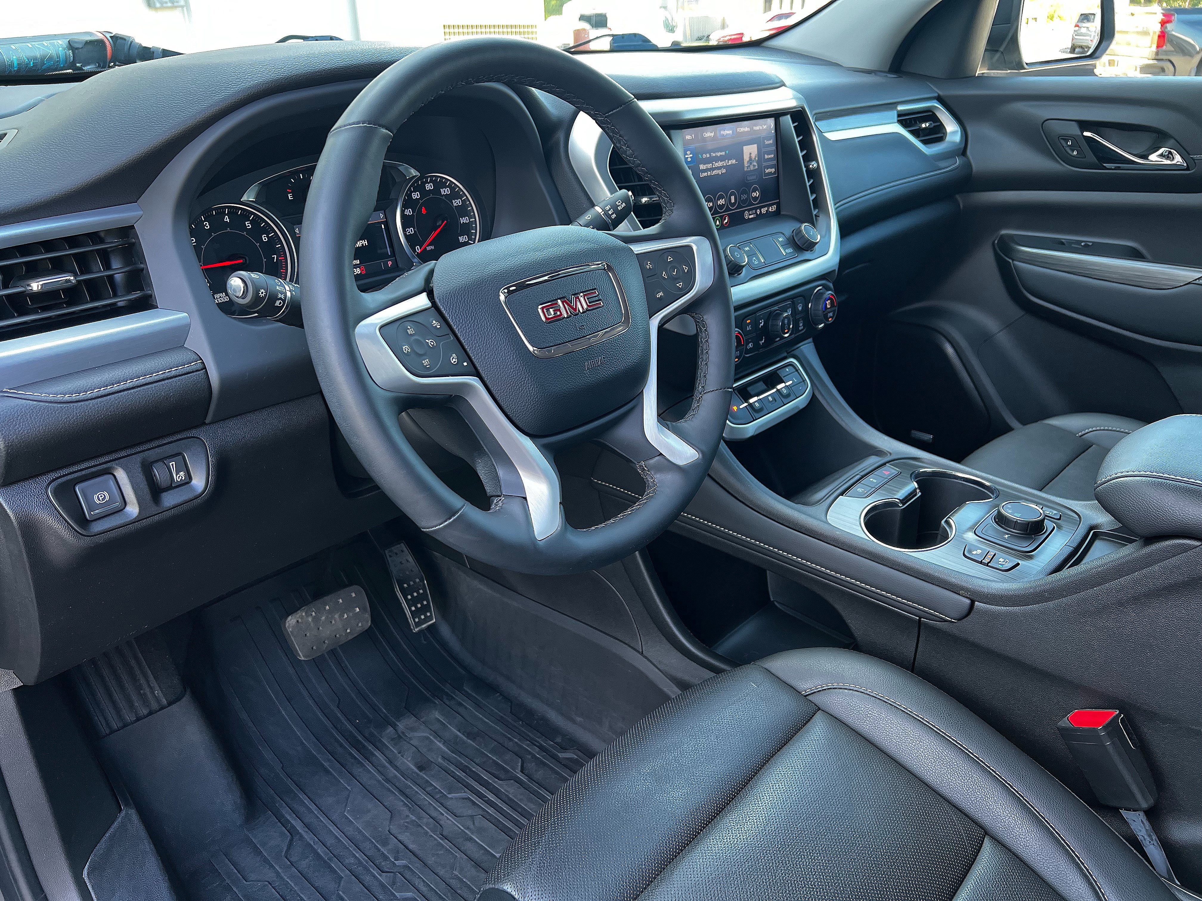 Used 2023 GMC Acadia SLT w/ Preferred Package image 9