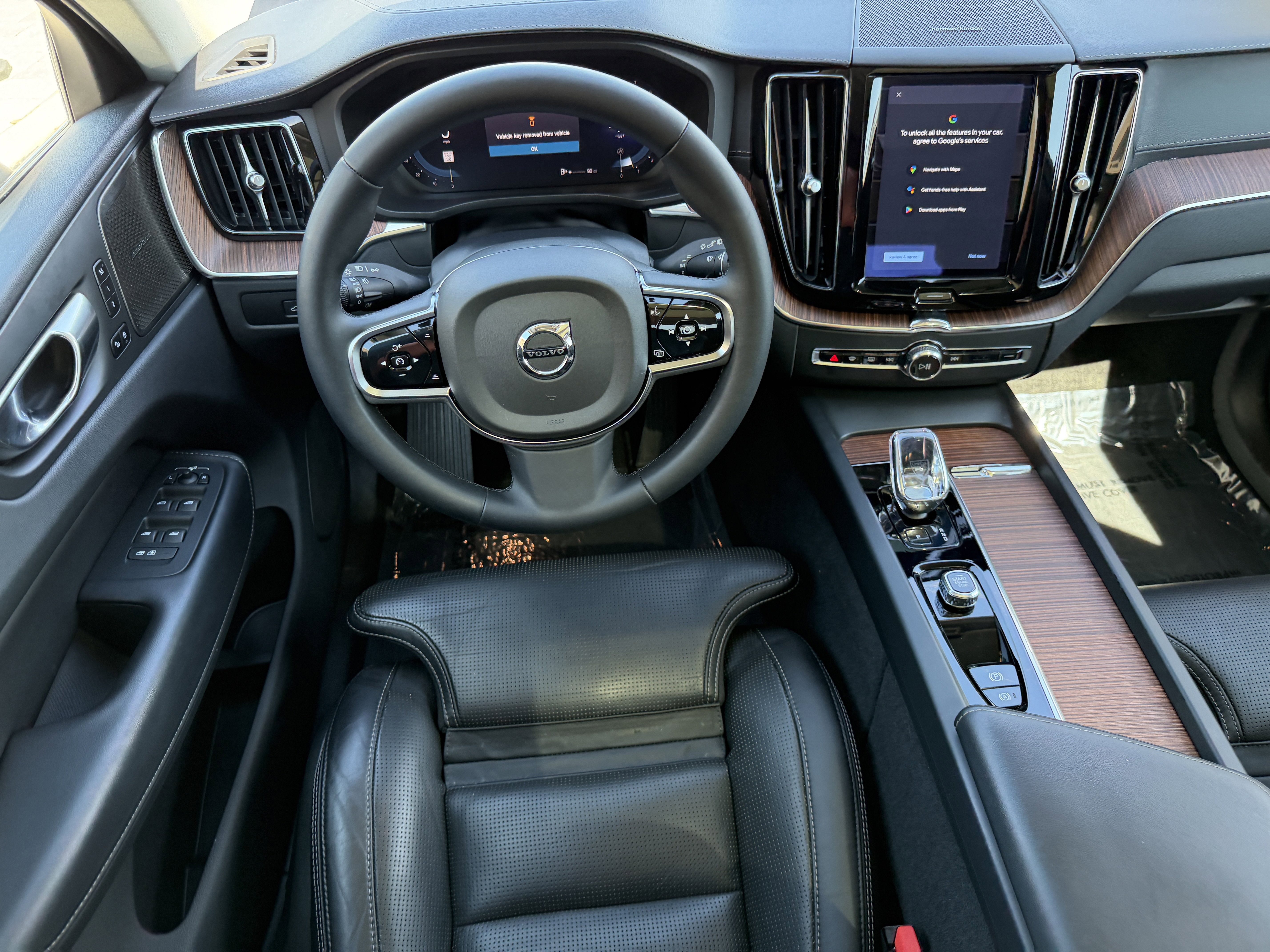 Certified 2023 Volvo XC60 B5 Ultimate w/ Protection Package Premier image 14