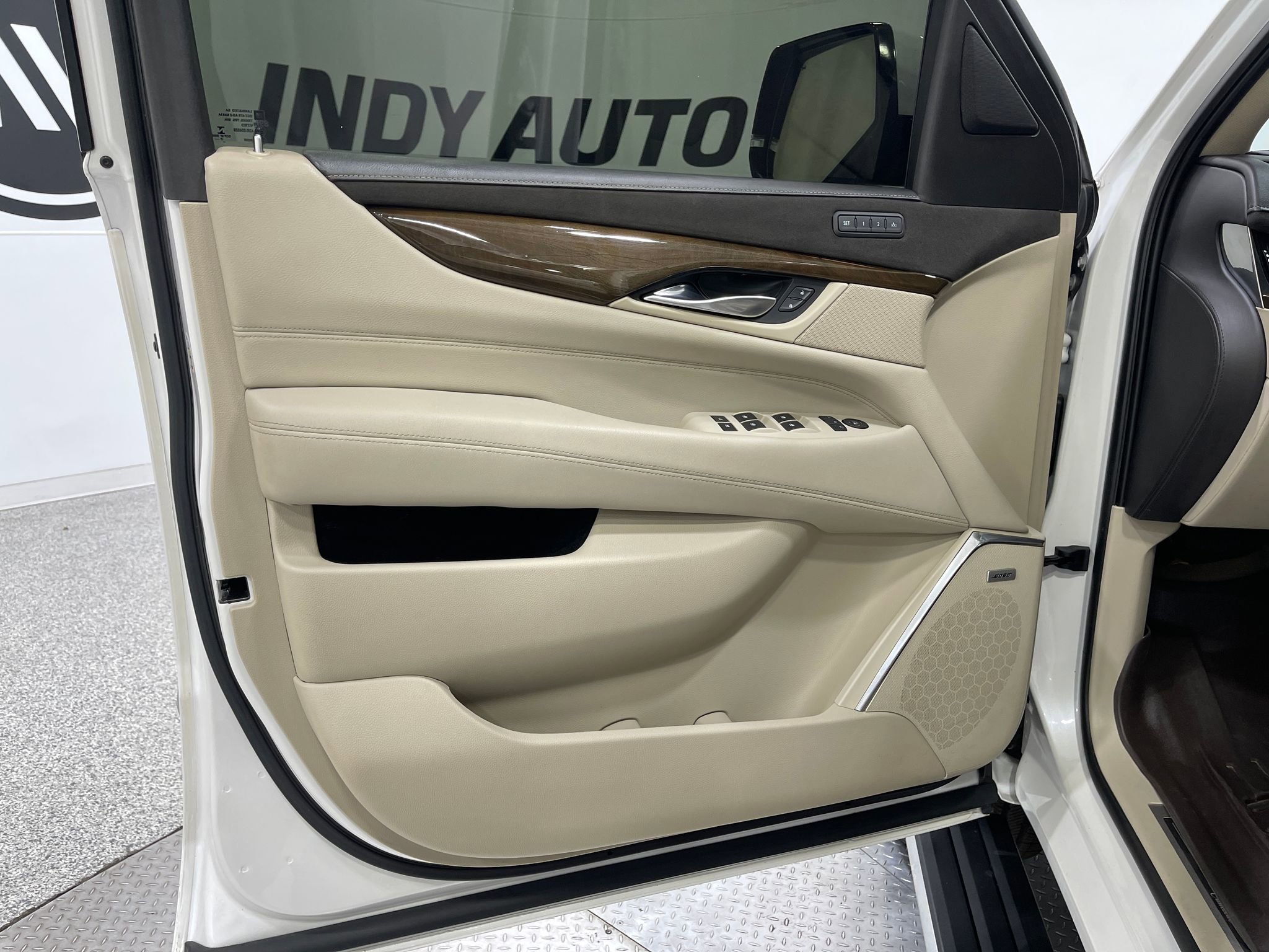 Used 2018 Cadillac Escalade ESV Premium Luxury AWD/4WD image 16