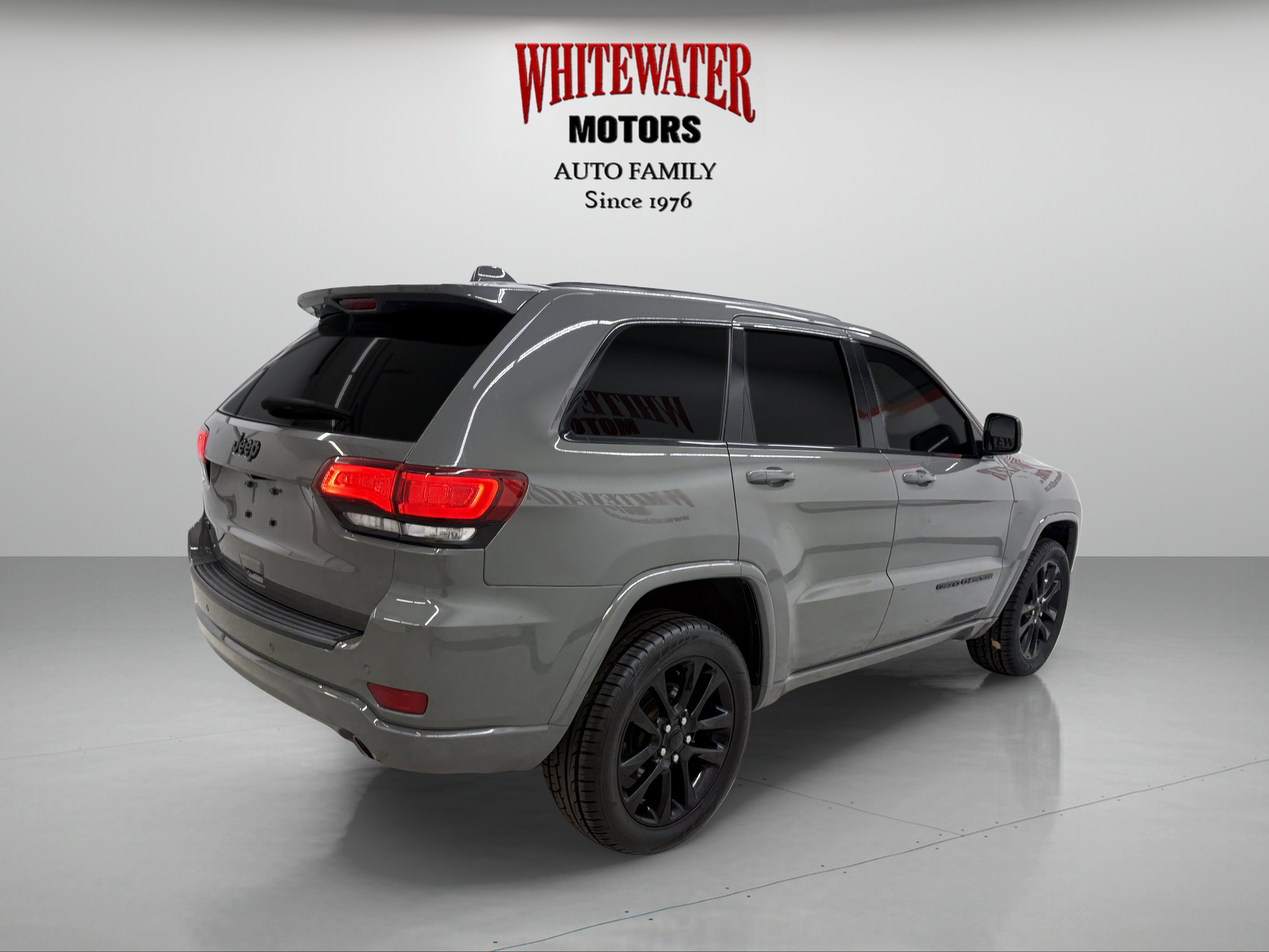 Used 2021 Jeep Grand Cherokee Laredo X AWD/4WD image 4