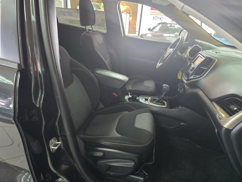 Used 2016 Jeep Cherokee Sport FWD image 14