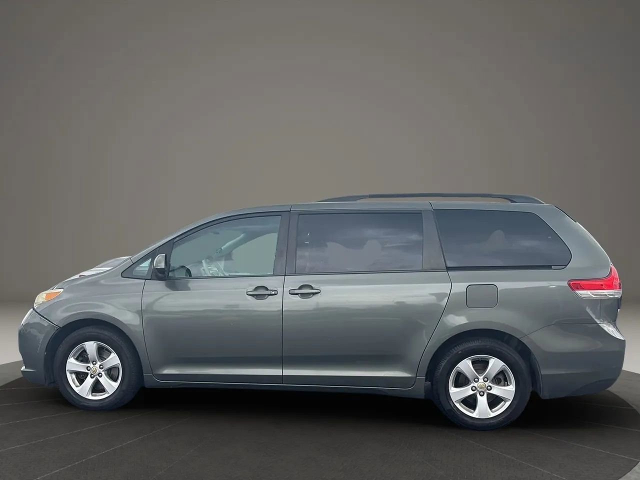 Used 2014 Toyota Sienna LE image 21
