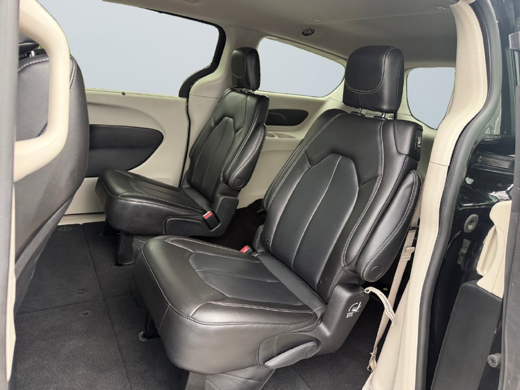 Used 2023 Chrysler Pacifica Touring-L FWD image 13