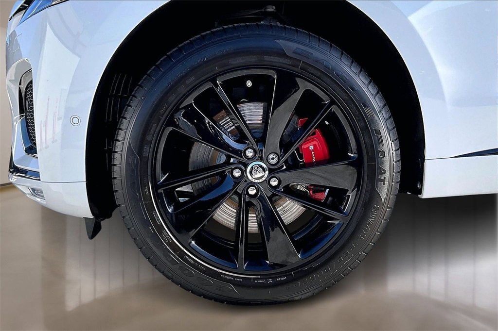 Used 2024 Jaguar F-PACE R-Dynamic S image 32