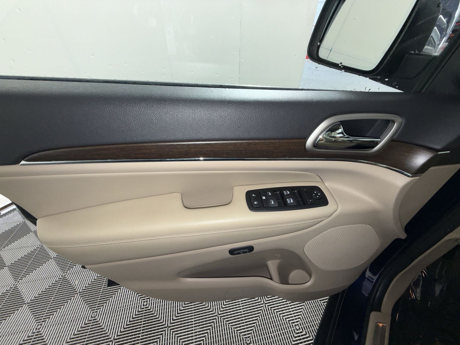 Used 2015 Jeep Grand Cherokee Limited AWD/4WD image 15