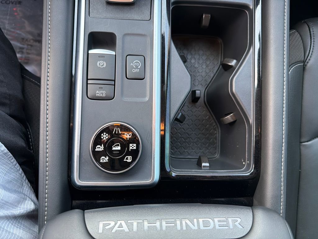 Used 2025 Nissan Pathfinder SL AWD/4WD image 29