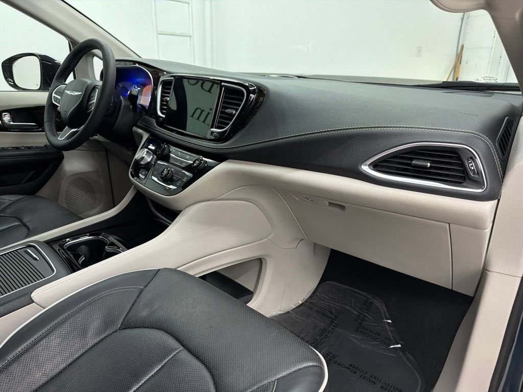 Used 2023 Chrysler Pacifica Limited FWD image 32