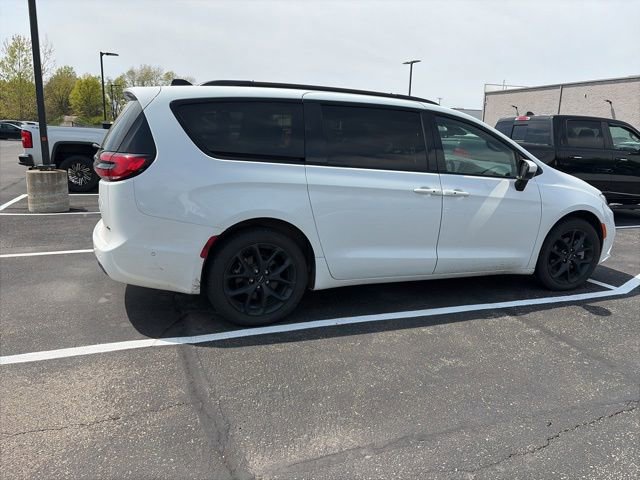 Used 2023 Chrysler Pacifica Touring-L w/ Uconnect Theater Family Group AWD/4WD image 6