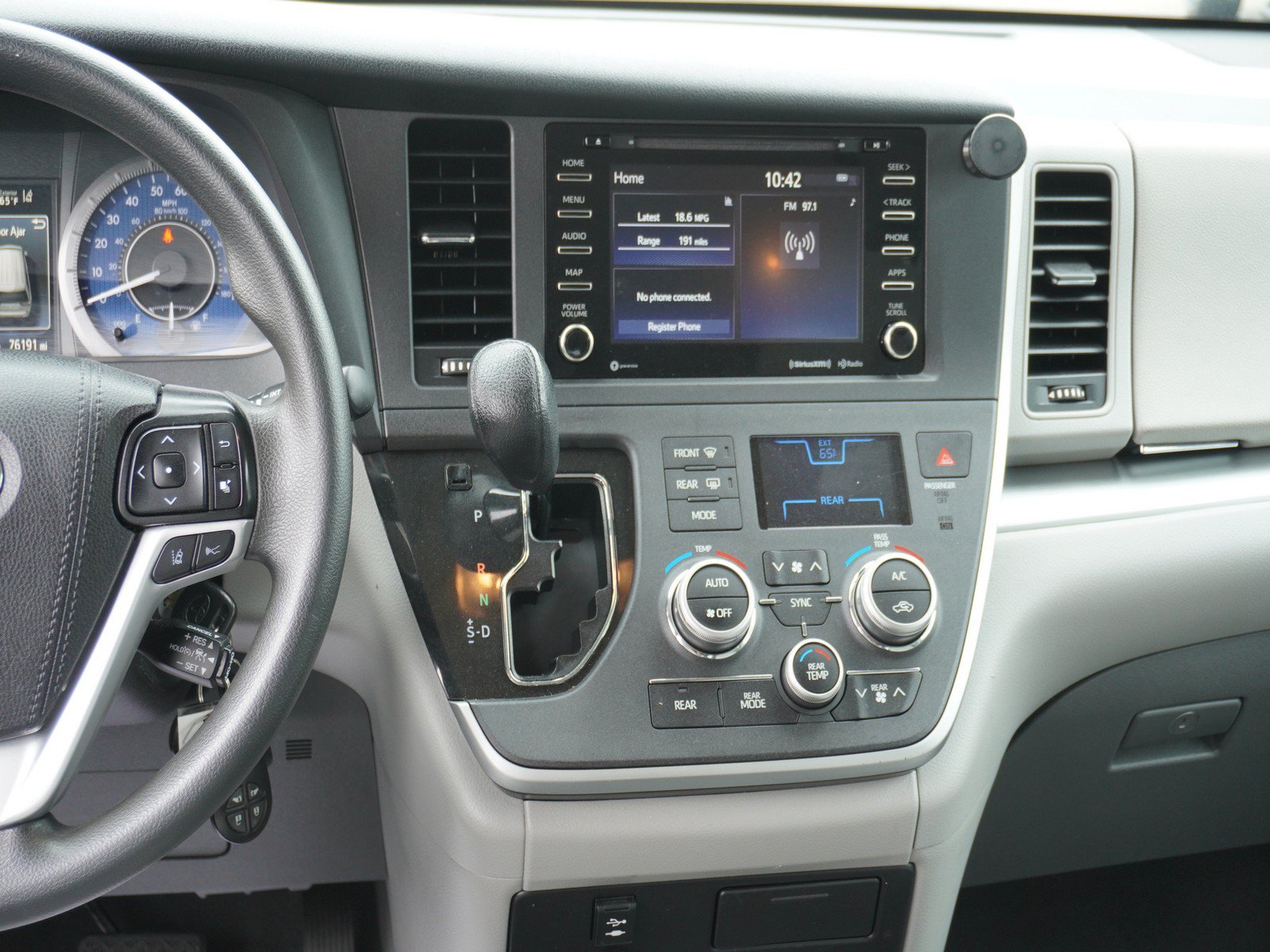 Used 2020 Toyota Sienna LE w/ Carpet Mat Package FWD image 16