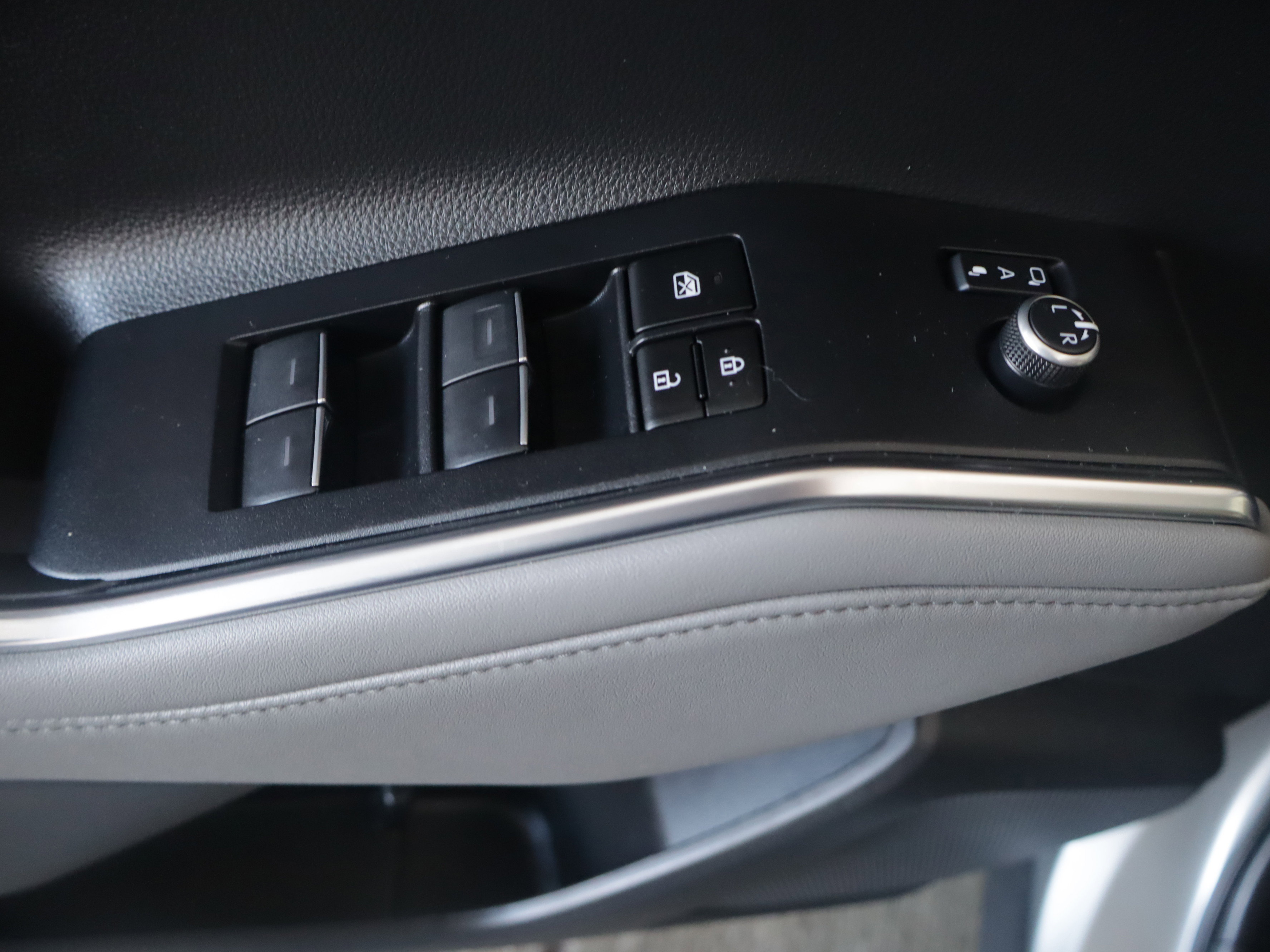 Used 2023 Toyota Highlander Limited image 4