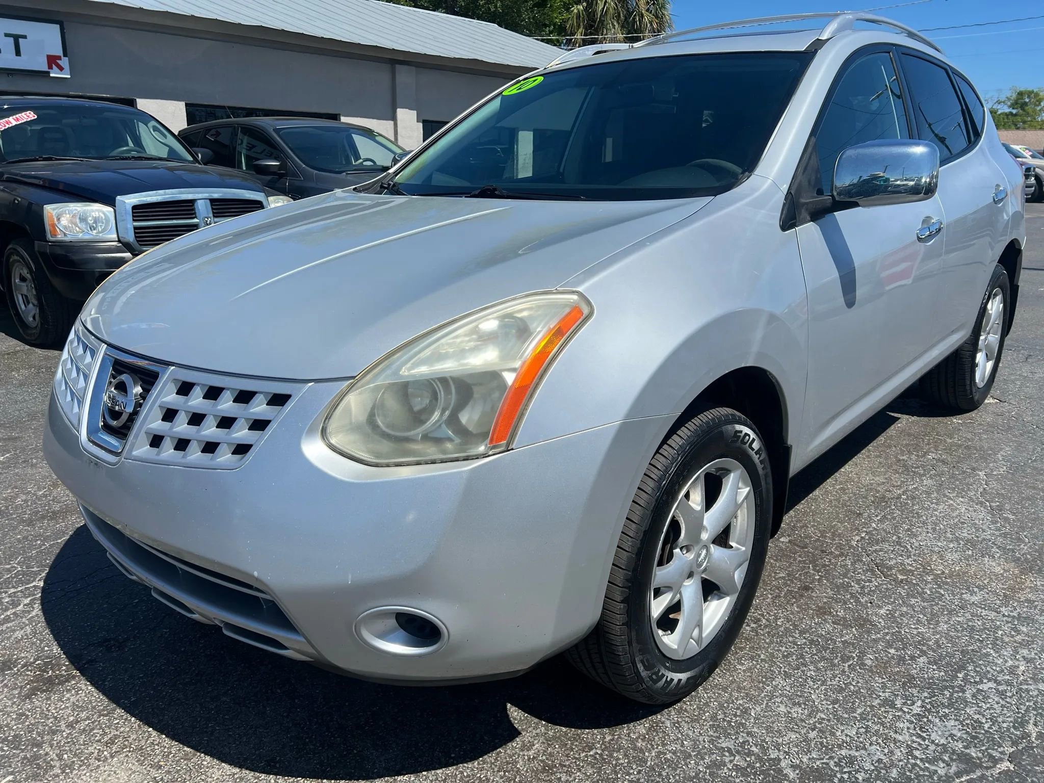 Used 2010 Nissan Rogue SL w/ Moonroof Pkg image 2
