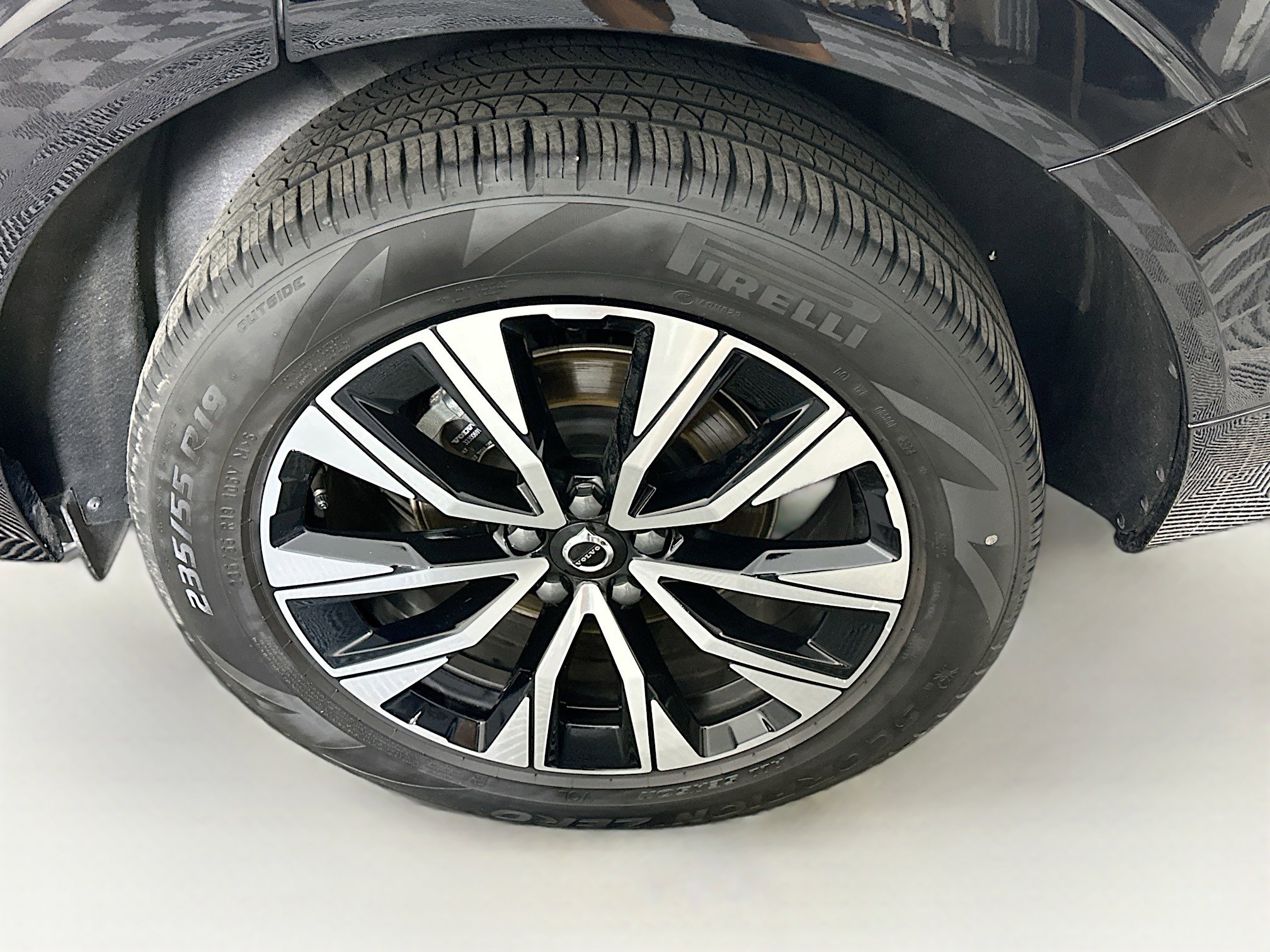 Used 2025 Volvo XC60 B5 Plus image 11