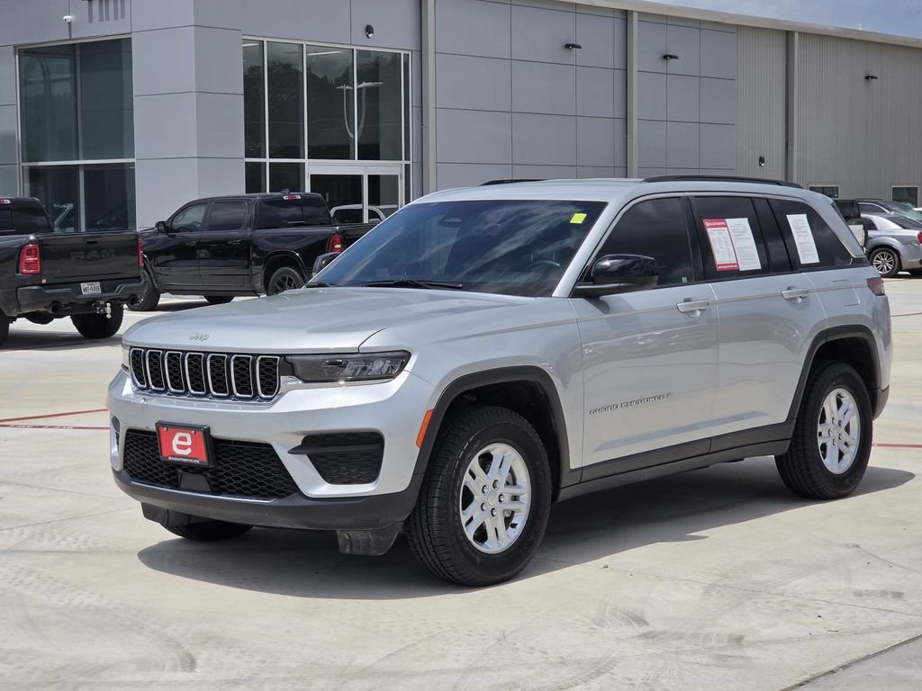 Used 2025 Jeep Grand Cherokee Laredo RWD image 3