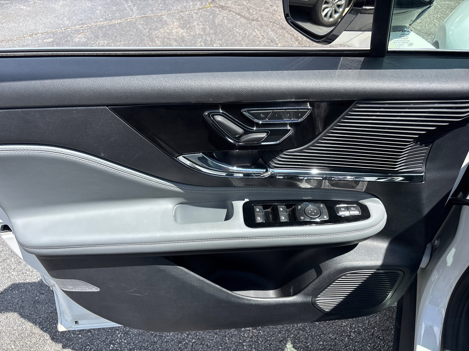 Used 2022 Lincoln Corsair Reserve w/ Elements Package FWD image 11