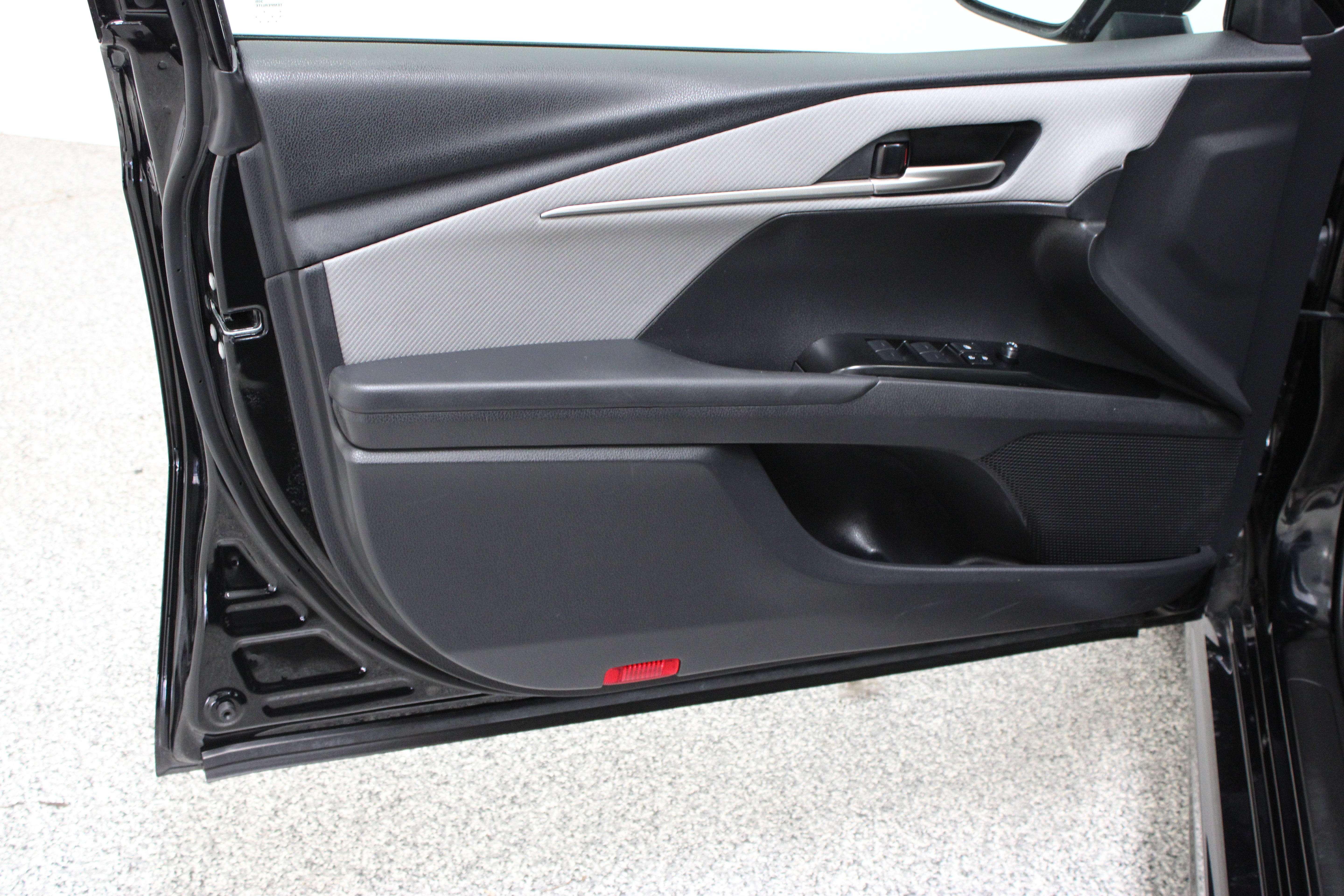 Used 2026 Toyota Camry SE w/ Convenience Package FWD image 12