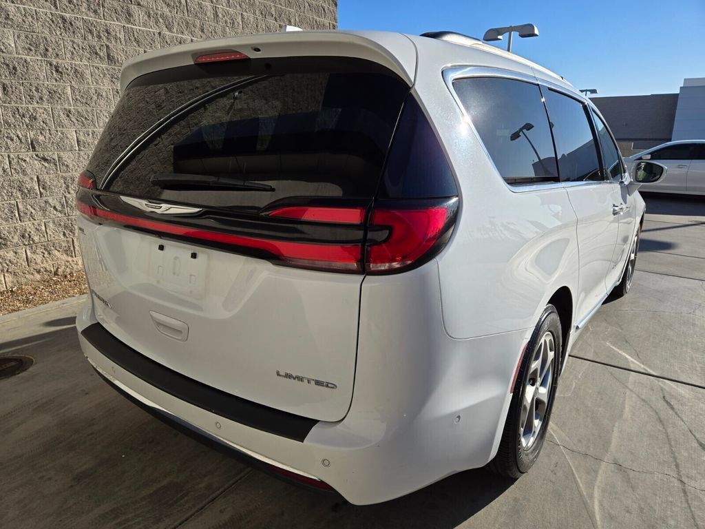 Used 2022 Chrysler Pacifica Limited image 4