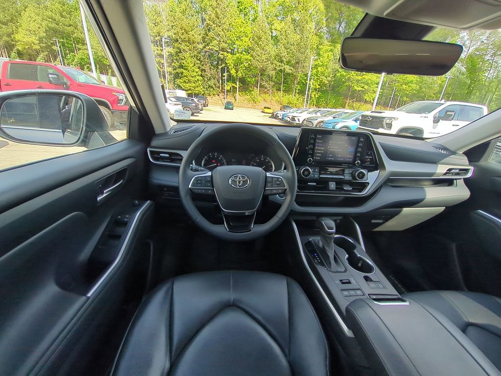 Used 2020 Toyota Highlander XLE image 31