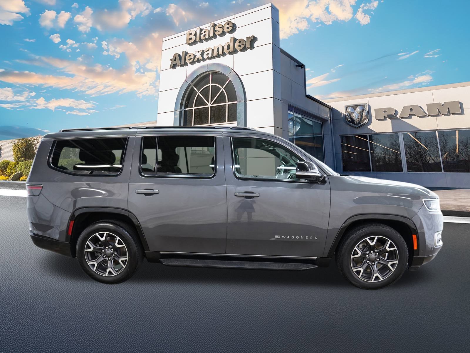 Used 2023 Jeep Wagoneer Series III w/ Preferred Equipment Group image 2