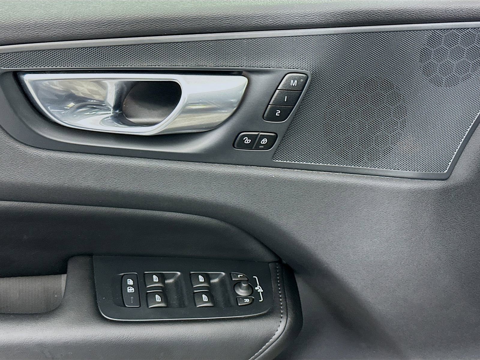 Used 2025 Volvo XC60 B5 Plus image 18