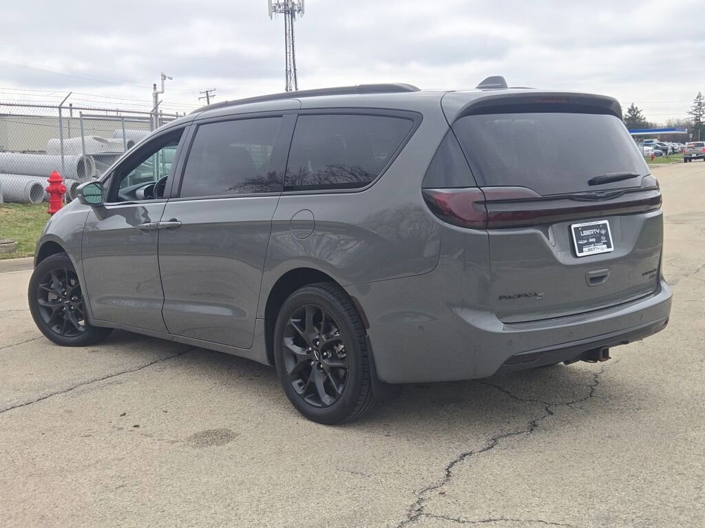 Used 2021 Chrysler Pacifica Limited w/ Uconnect Theater Family Group image 14