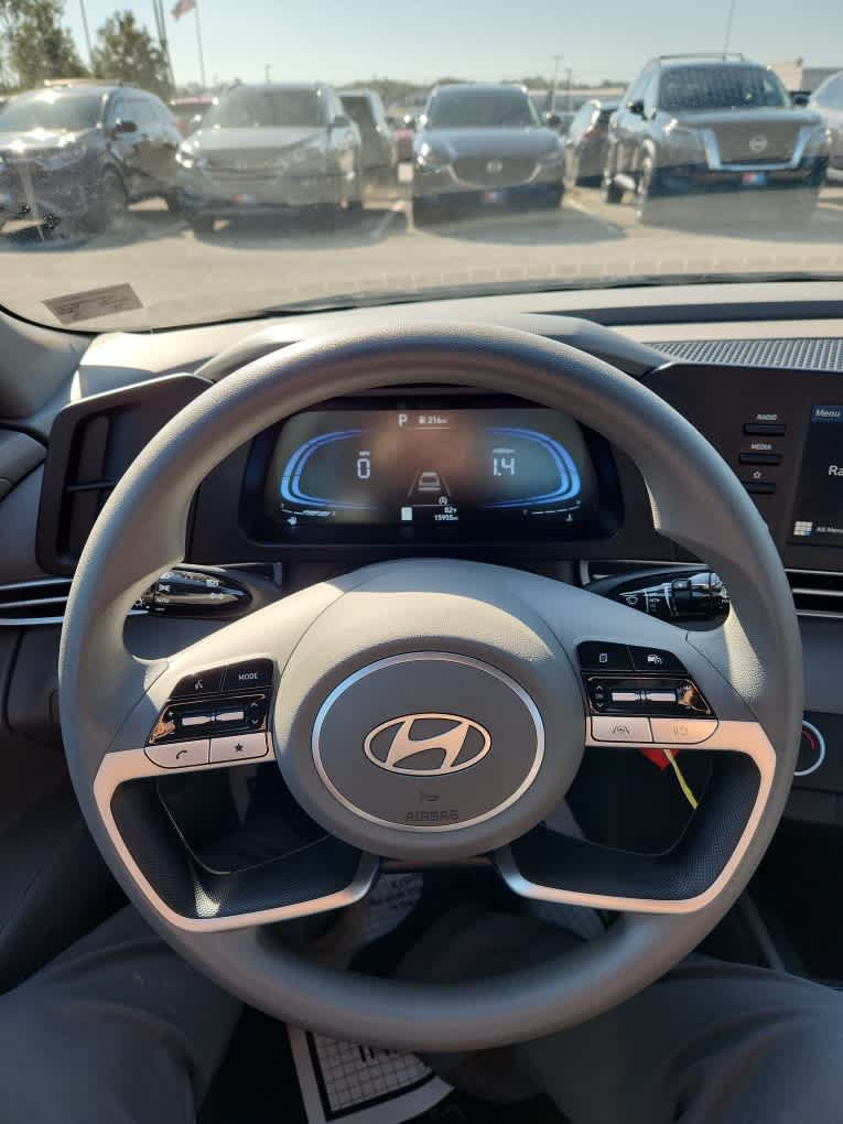 Used 2025 Hyundai Elantra SE FWD image 10
