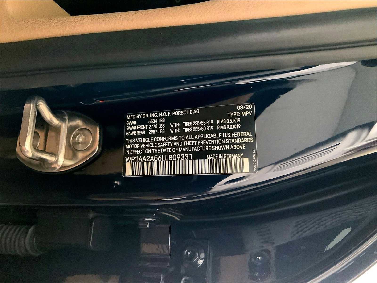 Certified 2020 Porsche Macan AWD/4WD image 36