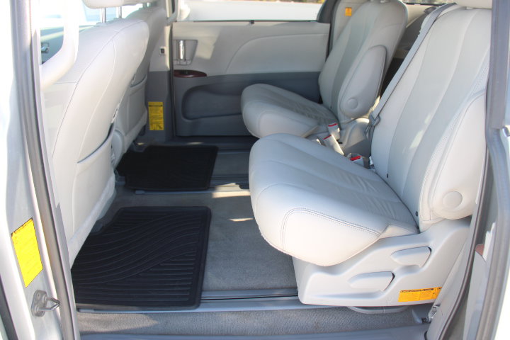 Used 2013 Toyota Sienna XLE FWD image 13