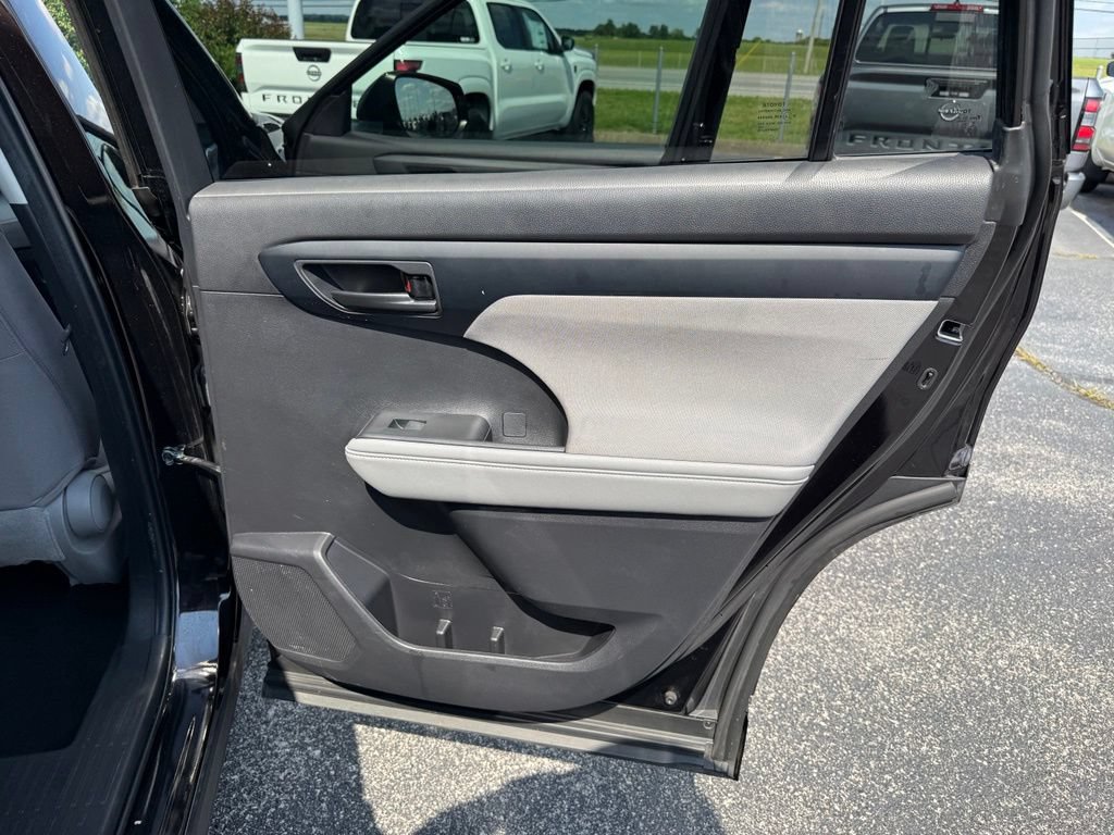 Used 2022 Toyota Highlander LE FWD image 32
