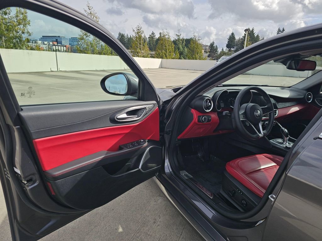 Used 2019 Alfa Romeo Giulia image 21