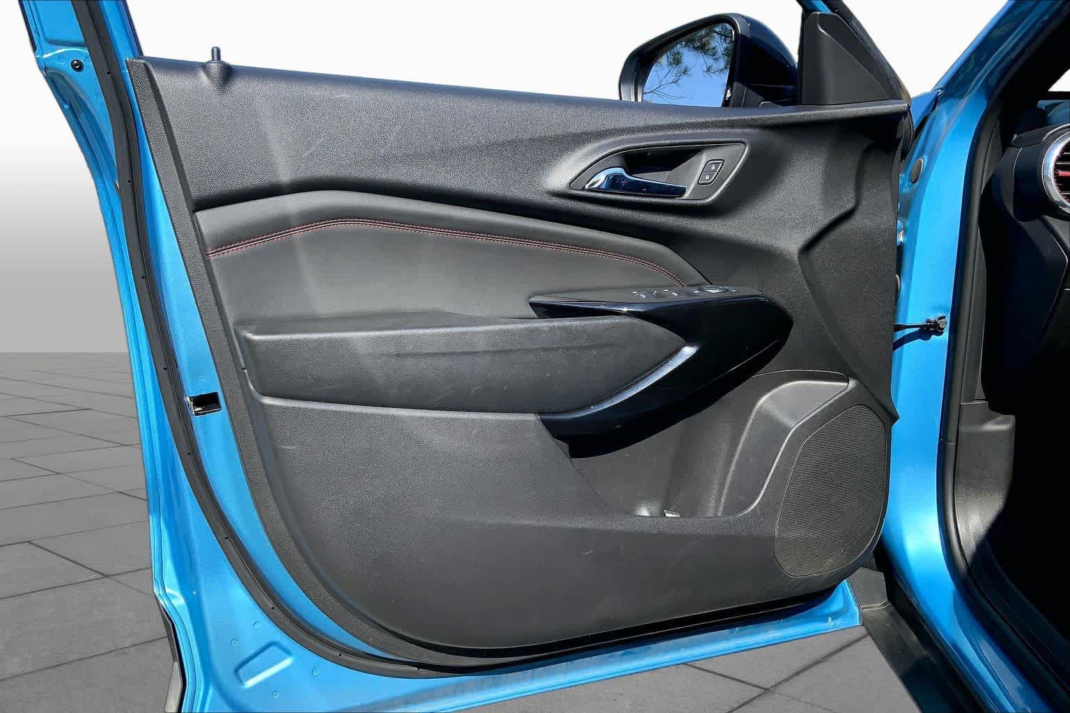 Used 2025 Chevrolet Trax RS FWD image 22