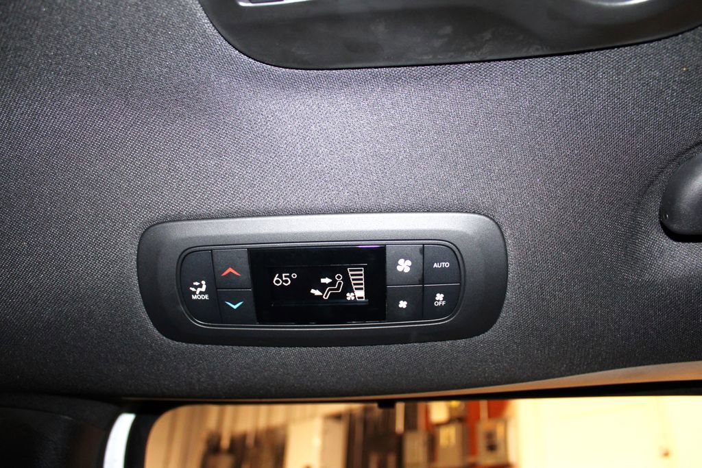 Used 2025 Chrysler Pacifica Select image 35