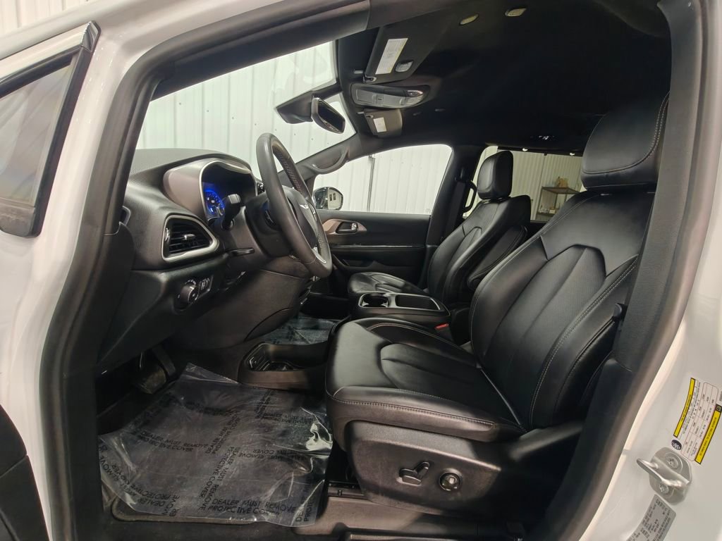 Used 2025 Chrysler Pacifica Select image 27
