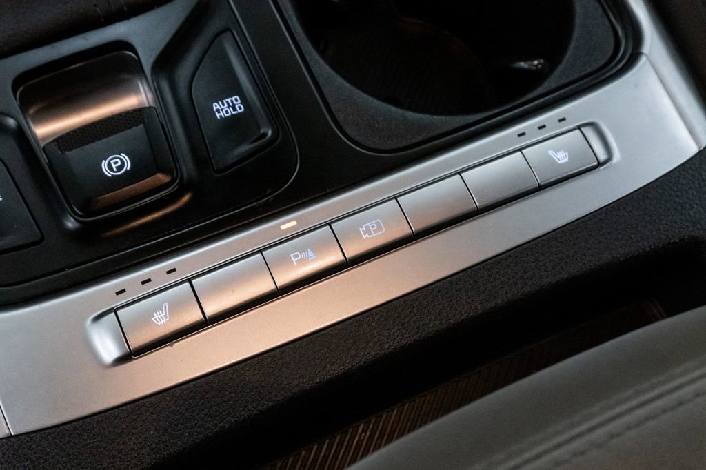 Used 2025 Kia Carnival FWD image 26