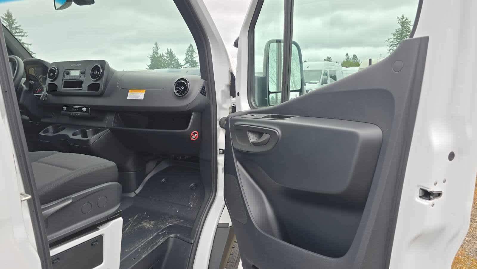 Used 2024 Mercedes-Benz Sprinter 4500 image 10