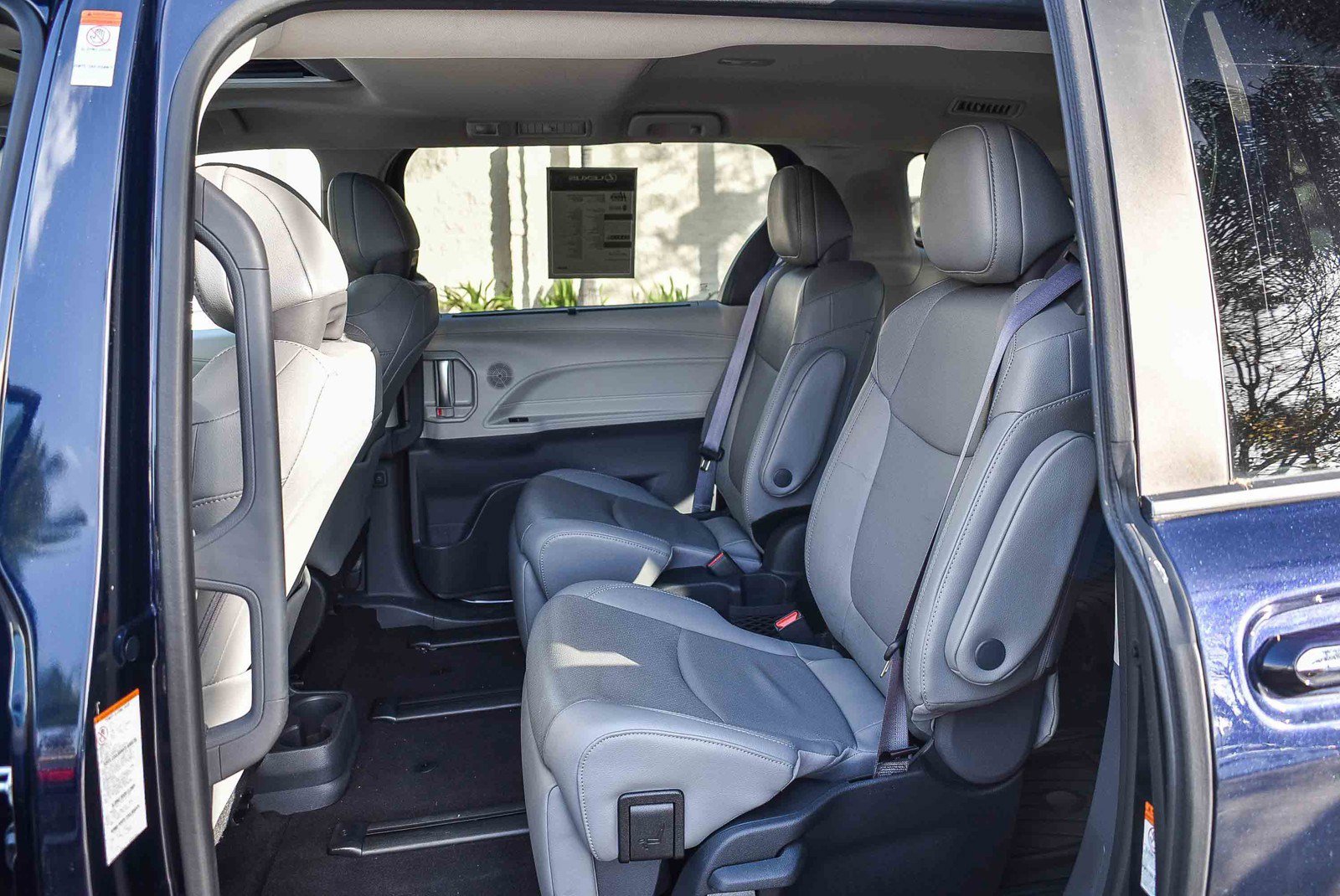 Used 2023 Toyota Sienna Limited image 17