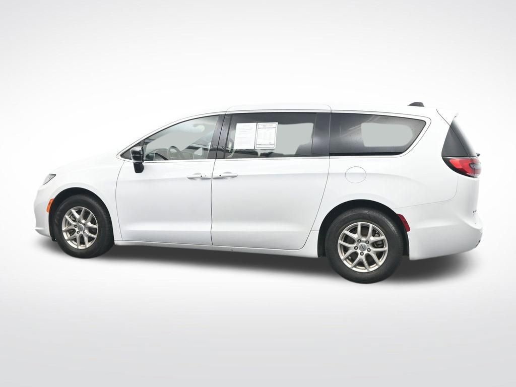 Used 2025 Chrysler Pacifica Select FWD image 10