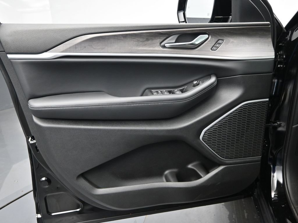 New 2025 Jeep Grand Cherokee L Limited image 23