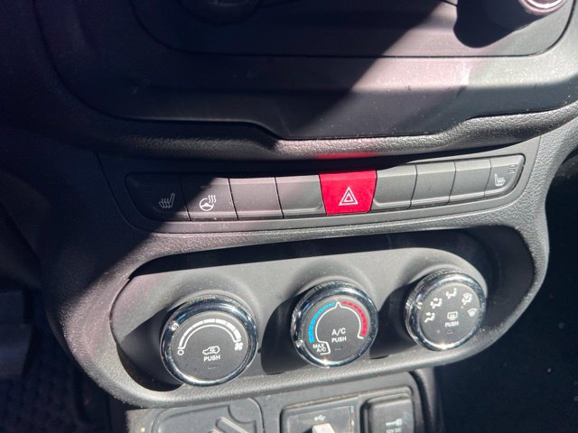 Used 2017 Jeep Renegade Altitude FWD image 6