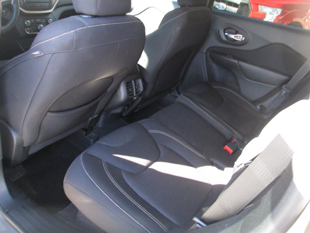 Used 2017 Jeep Cherokee Latitude w/ Comfort/Convenience Group image 8