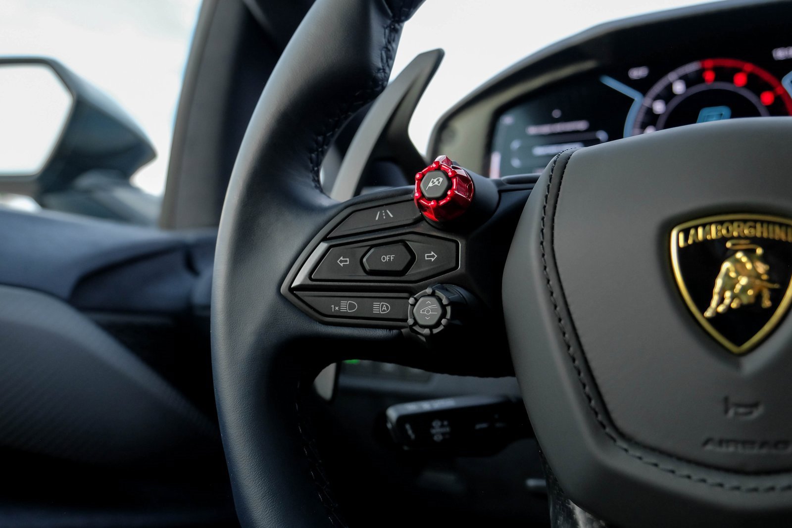 Used 2025 Lamborghini Revuelto image 18