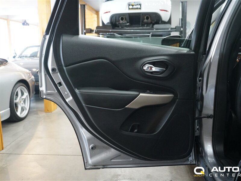 Used 2017 Jeep Cherokee Limited AWD/4WD image 22