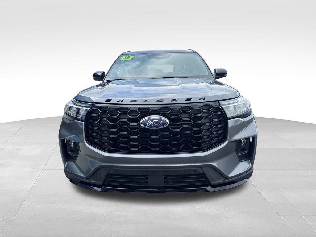 Used 2025 Ford Explorer ST-Line w/ ST-Line Street Pack AWD/4WD image 9