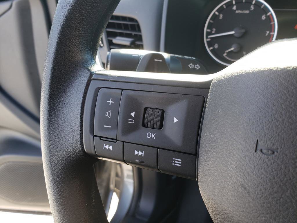 Used 2025 Nissan Rogue S image 29