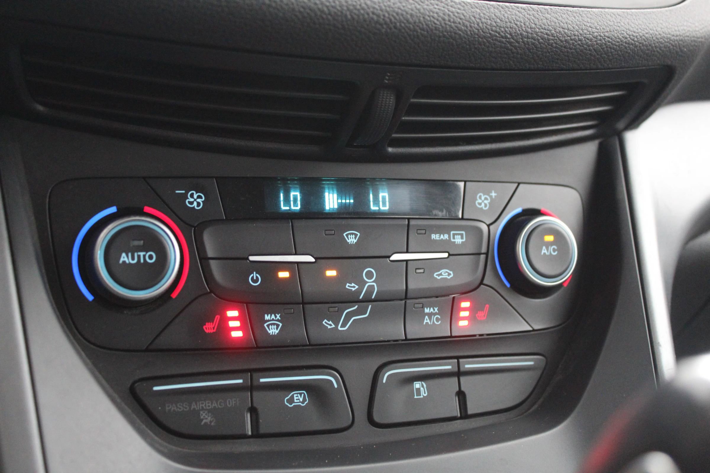 Used 2017 Ford C-MAX Energi SE w/ Cold Weather Package FWD image 29