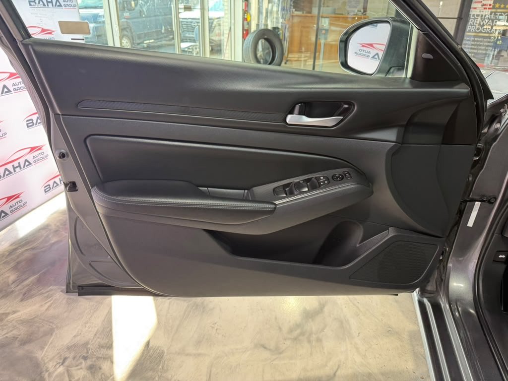 Used 2025 Nissan Altima 2.5 SV FWD image 25
