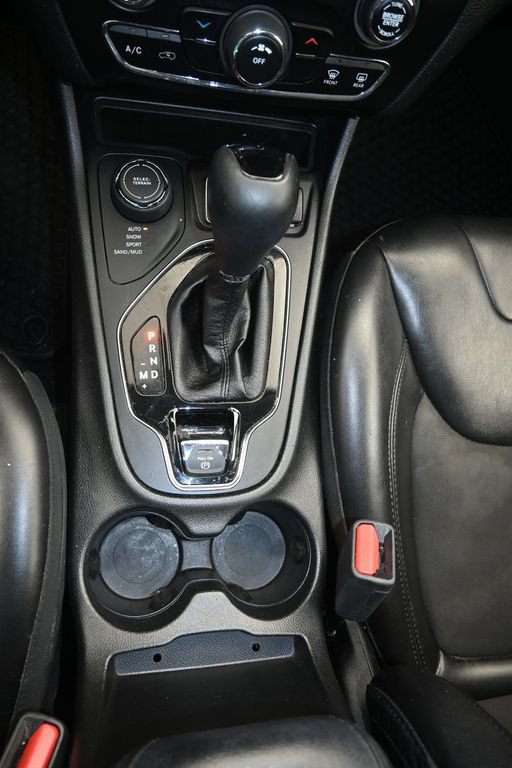 Used 2019 Jeep Cherokee Latitude Plus AWD/4WD image 17