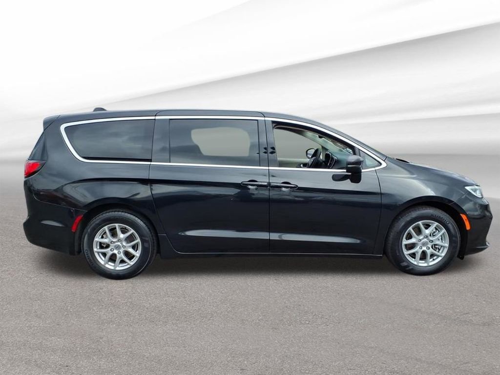 Used 2023 Chrysler Pacifica Touring-L FWD image 7